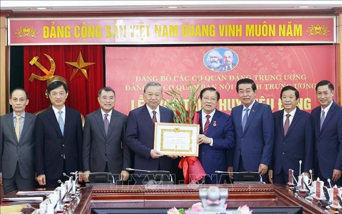 Tổng Bí thư Tô Lâm trao Huy hiệu 45 năm tuổi Đảng tặng đồng chí Phan Đình Trạc