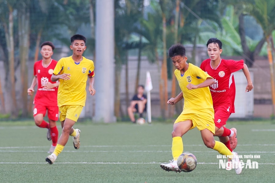 U17 Sông Lam Nghệ An bị U17 PVF-CAND cầm hòa, cổ động viên phản đối gay gắt trọng tài