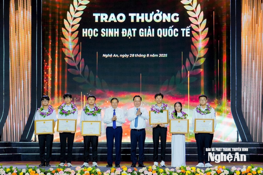 Nghệ An tuyên dương 195 học sinh đạt giải quốc tế, quốc gia và đạt điểm cao tại Kỳ thi tốt nghiệp THPT năm 2025