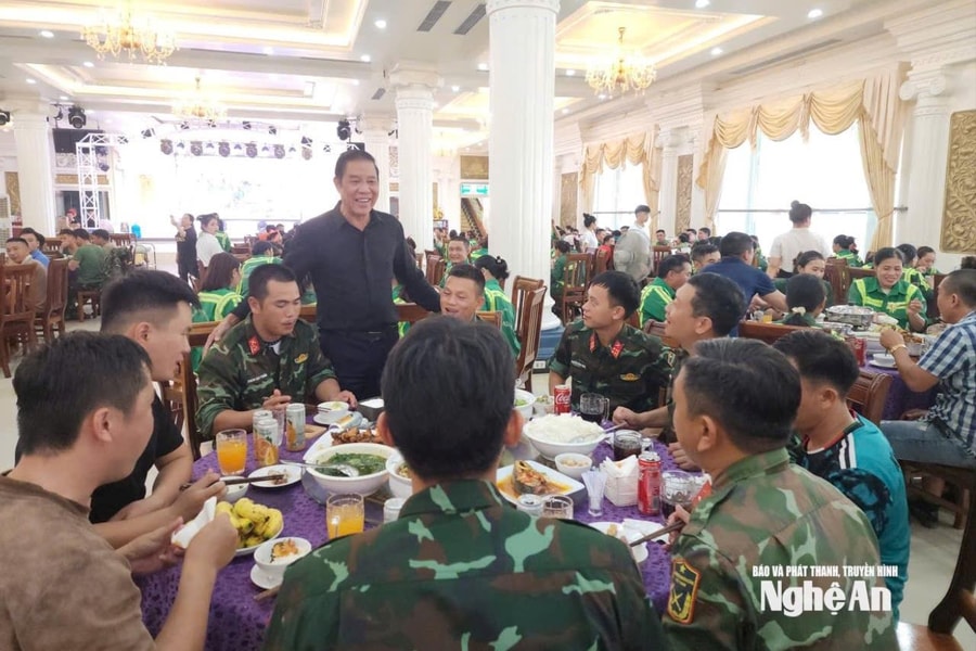 Trong tâm bão số 5: Nơi ấm áp nghĩa đồng bào, chỗ kiếm tiền khó hiểu