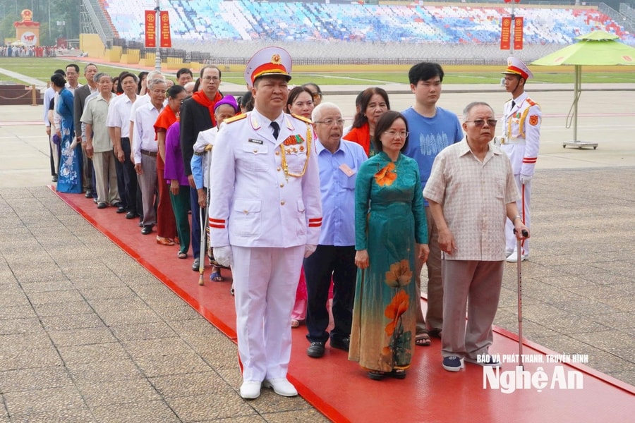 Đoàn các thế hệ đại biểu Quốc hội tỉnh Nghệ An vào Lăng viếng Chủ tịch Hồ Chí Minh