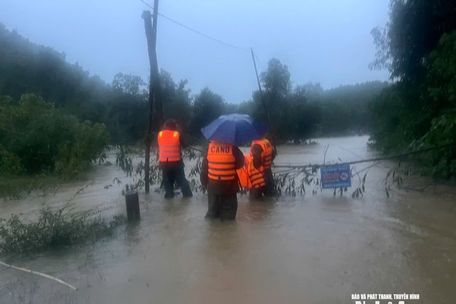 Xuyên mưa lũ trong đêm, Công an xã Nghĩa Hành kịp thời đưa sản phụ đi sinh