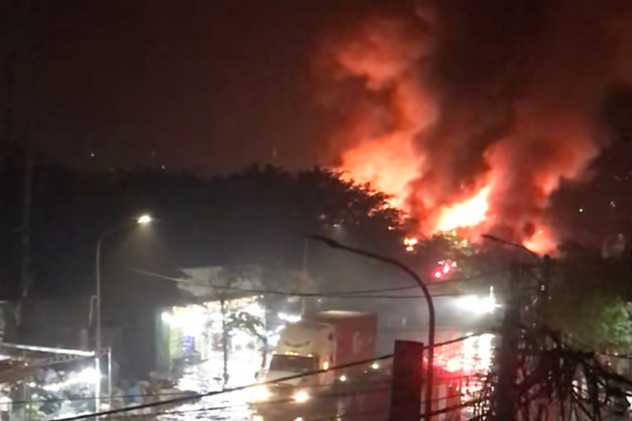 Nhà xưởng ngập sâu nửa mét bốc cháy dữ dội