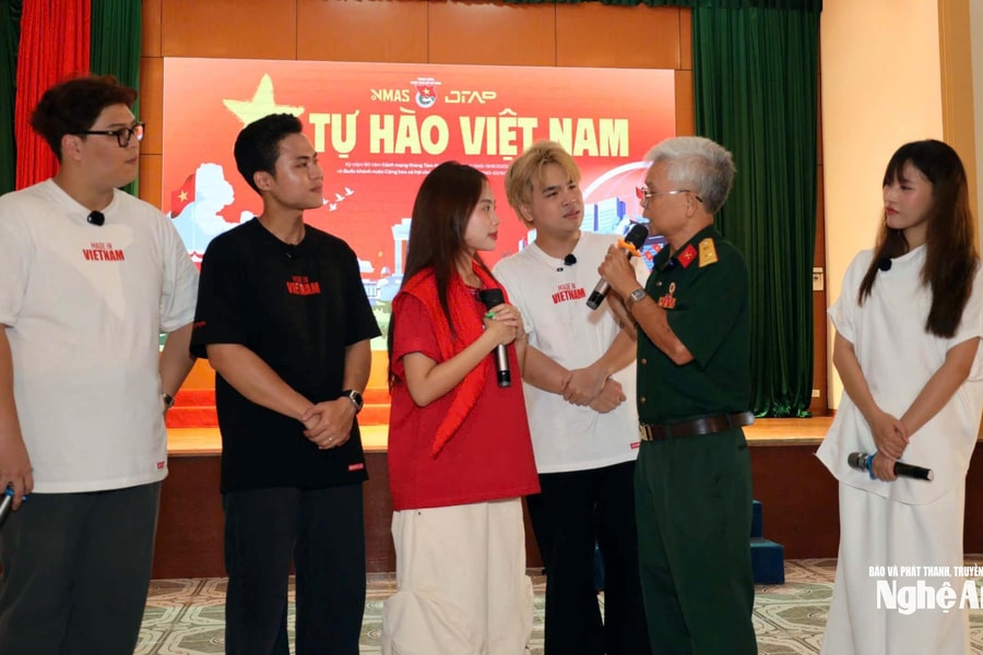 Ca sỹ Phương Mỹ Chi cùng gần 50 nghệ sĩ của 'Chuyến xe Tự hào Việt Nam' triển khai nhiều hoạt động ý nghĩa tại Nghệ An