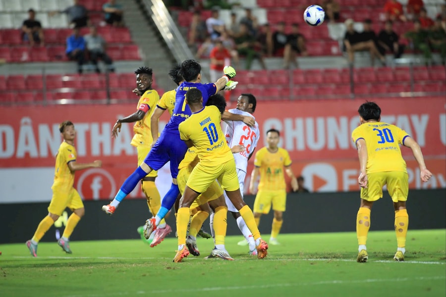 Sông Lam Nghệ An thất bại trước Hải Phòng: Báo động lối chơi dễ bị bắt bài