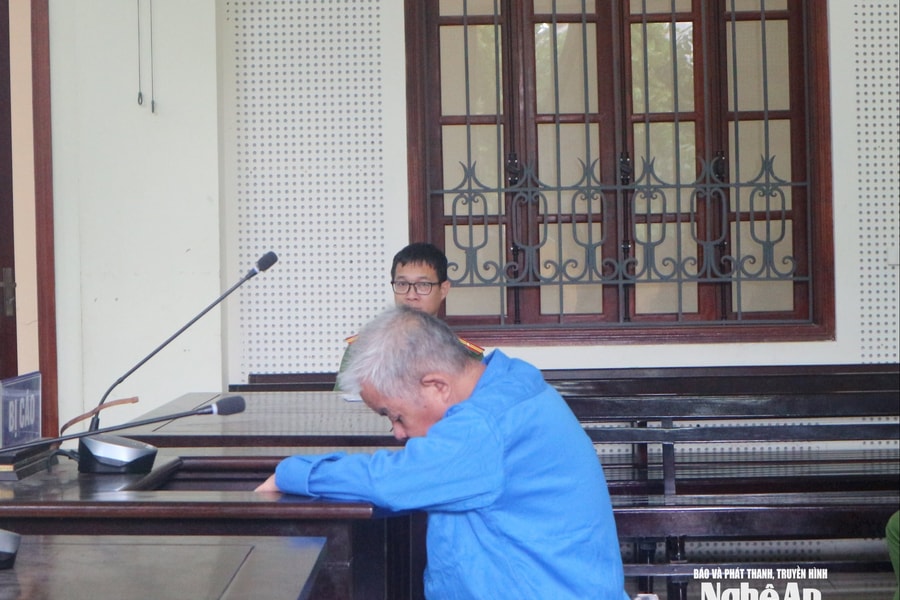 Xô xát sau nghi ngờ 'tháo bờ làm cá chết', hàng xóm lĩnh đòn bằng cuốc