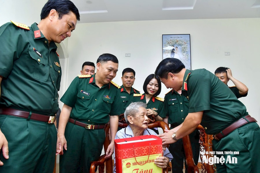 Quân khu 4 tri ân gia đình chính sách, người có công tại Nghệ An