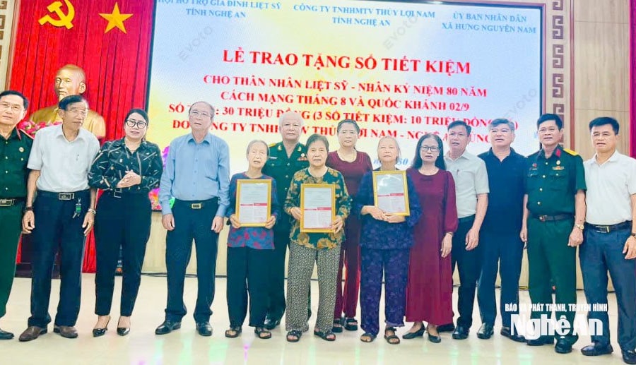 Trao tặng 3 sổ tiết kiệm tri ân gia đình thân nhân liệt sĩ ở Vinh Phú và Hưng Nguyên Nam