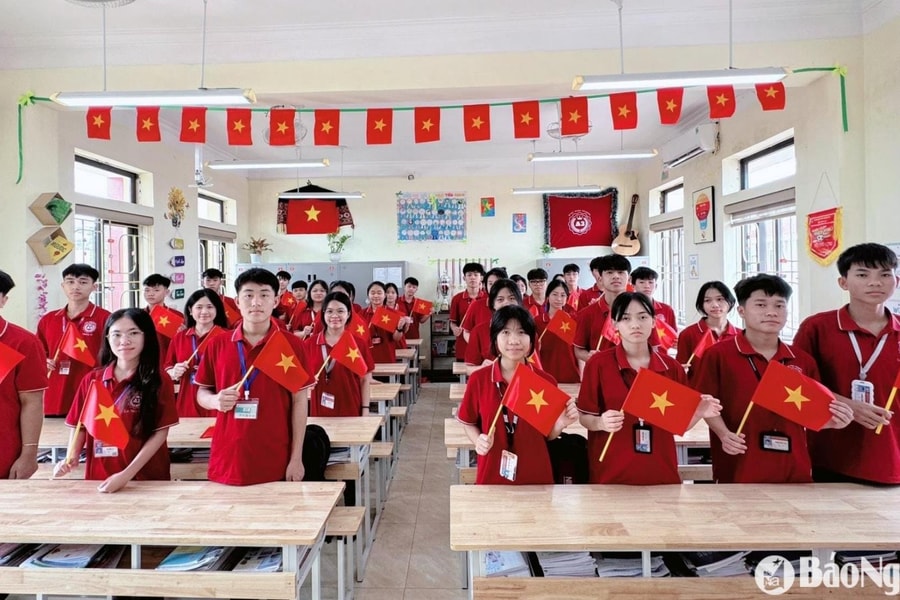 Vun đắp tình yêu đất nước cho các em học sinh