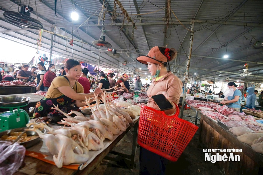 Nghệ An: Sức mua tăng mạnh sau khi người dân nhận quà Tết Độc lập