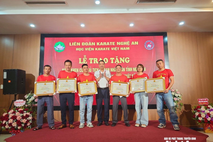 Trao Bằng khen của Chủ tịch UBND tỉnh cho huấn luyện viên, vận động viên đạt thành tích cao tại Giải Vô địch các CLB Karate Quốc gia năm 2025