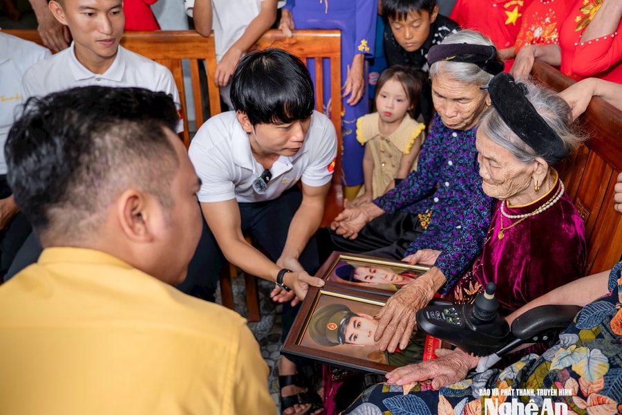 Trao tặng di ảnh phục chế 2 người con liệt sĩ cho Mẹ Việt Nam anh hùng Hồ Thị Tứ