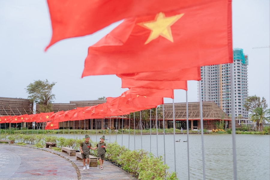 Phố phường Nghệ An rực rỡ cờ hoa trong ngày Tết độc lập