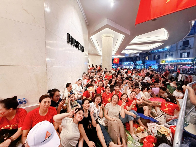 Hàng vạn người dân thức trắng đêm chờ đón lễ diễu binh 2/9