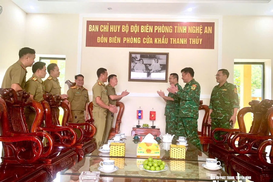 Lực lượng Vũ trang nước bạn Lào chúc mừng các đơn vị Bộ đội Biên phòng và cấp ủy, chính quyền cấp xã Nghệ An nhân dịp Quốc khánh 2/9