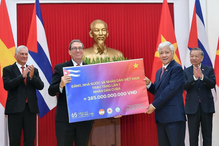 Việt Nam trao tặng lần 1 cho nhân dân Cuba số tiền 385 tỷ đồng
