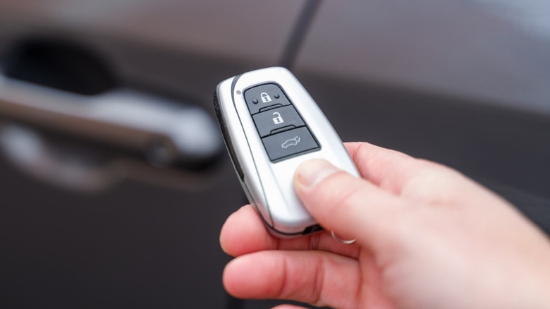 Dấu hiệu cảnh báo chìa khóa thông minh ô tô sắp hết pin và cách thay thế