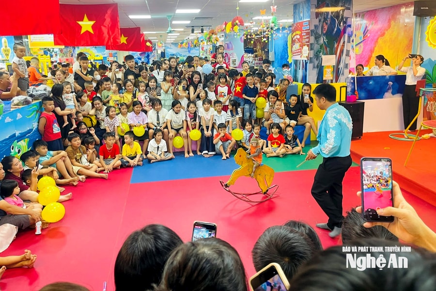 Người dân Nghệ An nườm nượp đến các trung tâm thương mại, khu vui chơi giải trí trong kỳ nghỉ lễ