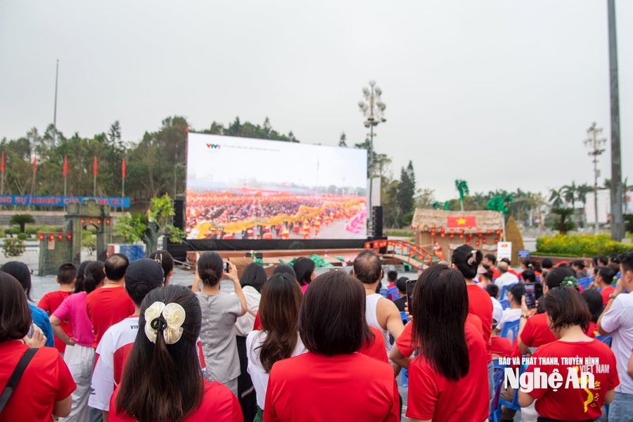 Quảng trường Hồ Chí Minh rực đỏ sắc cờ trong khoảnh khắc cả nước hướng về lễ duyệt binh