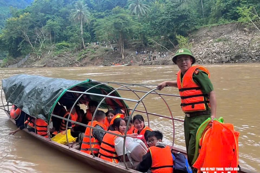 Hàng trăm học sinh “qua sông đến lớp”, xã Lượng Minh tìm cách bảo đảm an toàn