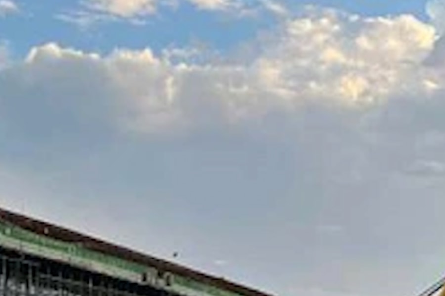 Cần cẩu bất ngờ đổ sập, hai công nhân thương vong