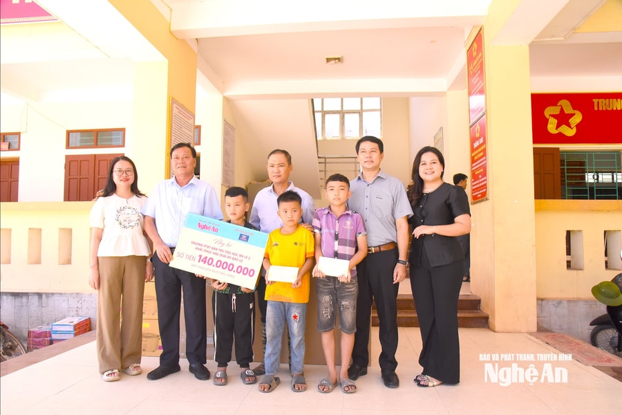 Báo và phát thanh, truyền hình Nghệ An phối hợp với các doanh nghiệp trao hỗ trợ tại vùng lũ Mỹ Lý, Keng Đu trước thềm năm học mới