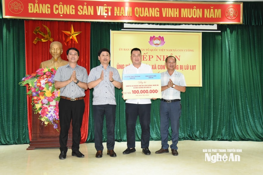 Báo và phát thanh, truyền hình Nghệ An, Khánh Hòa kết nối doanh nghiệp trao hỗ trợ đồng bào bị thiệt hại bởi lũ lụt tại xã Con Cuông