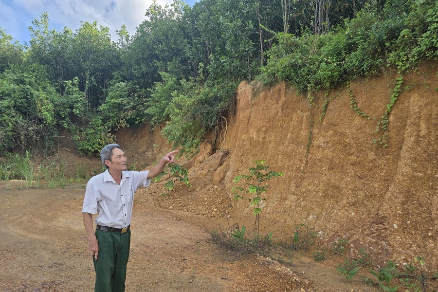 Núp bóng cải tạo sân bóng để khai thác tài nguyên