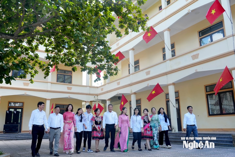 Ngôi trường duy nhất của Nghệ An được nhận Bằng khen của Thủ tướng Chính phủ về "Học tập và làm theo tư tưởng, đạo đức, phong cách Hồ Chí Minh": Khi người thầy làm gương, học trò sẽ noi theo