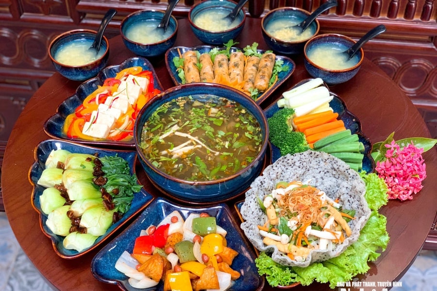 Người dân chuộng cỗ chay, vàng mã vắng khách dịp Rằm tháng Bảy