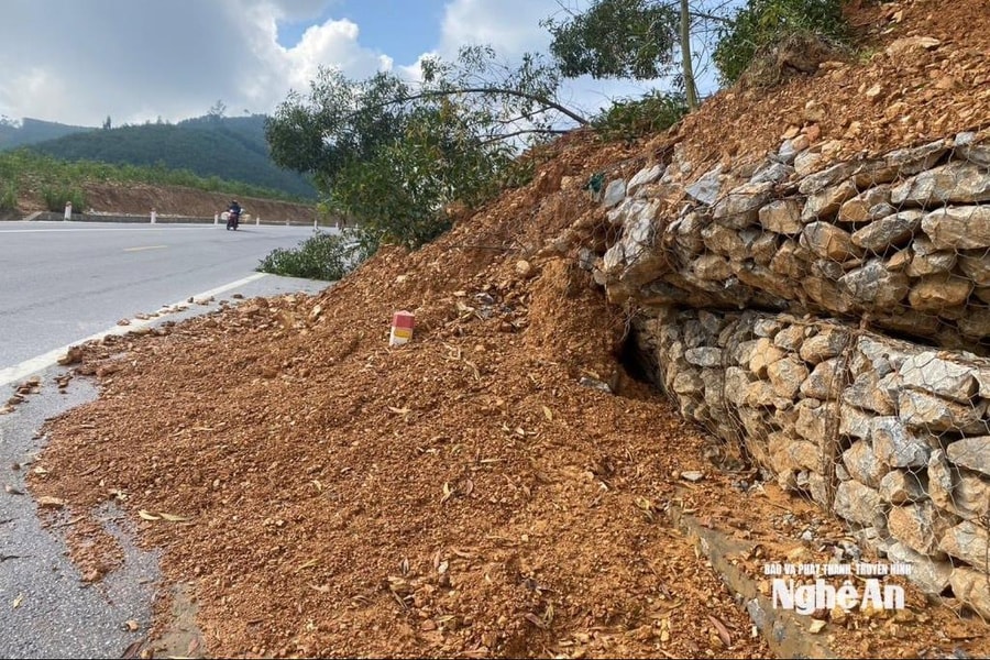 Nhiều điểm sạt lở núi trên Quốc lộ 7C gây mất an toàn giao thông