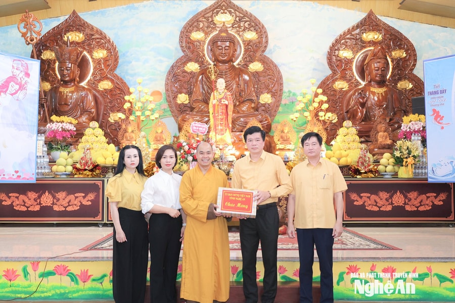 Phó Chủ tịch Thường trực Ủy ban Mặt trận Tổ quốc tỉnh chúc mừng Lễ Vu Lan báo hiếu năm 2025