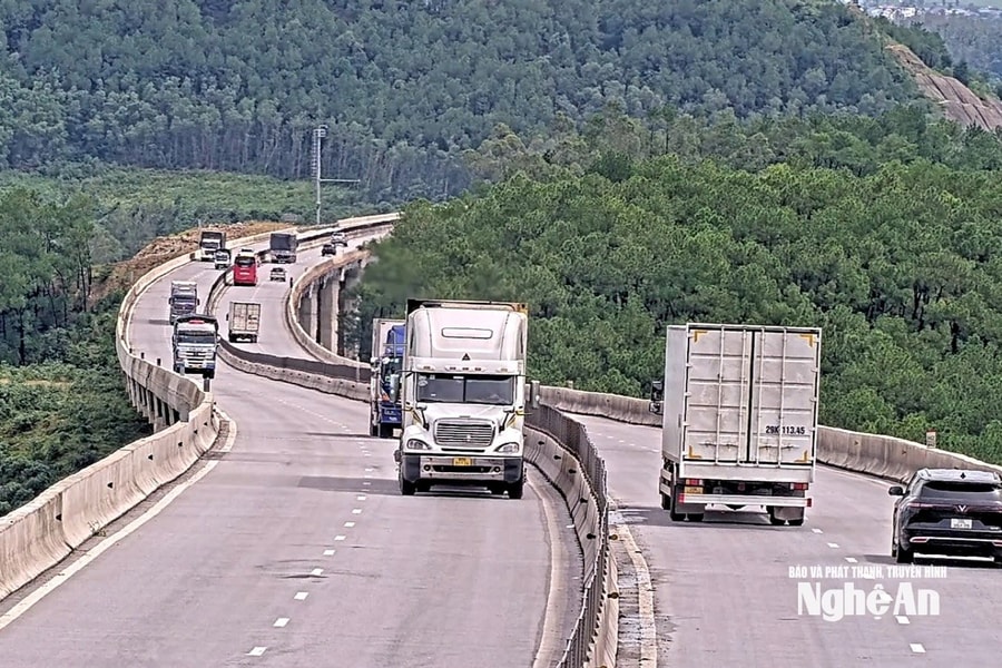 Đi ô tô dưới tốc độ tối thiểu cho phép trên cao tốc bị phạt bao nhiêu theo Nghị định 168?