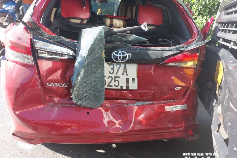 Tai nạn liên hoàn, 4 xe ô tô 'dồn toa' trên Quốc lộ 48B