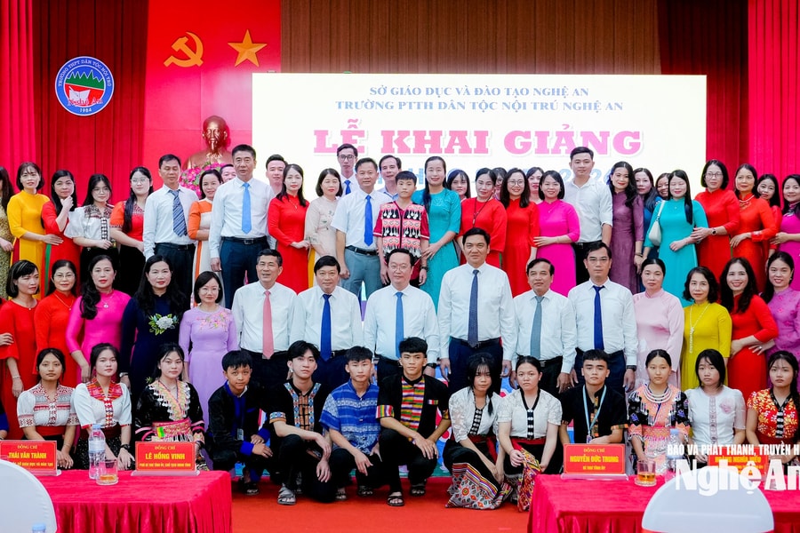 Lãnh đạo tỉnh Nghệ An dự lễ khai giảng năm học mới 2025-2026