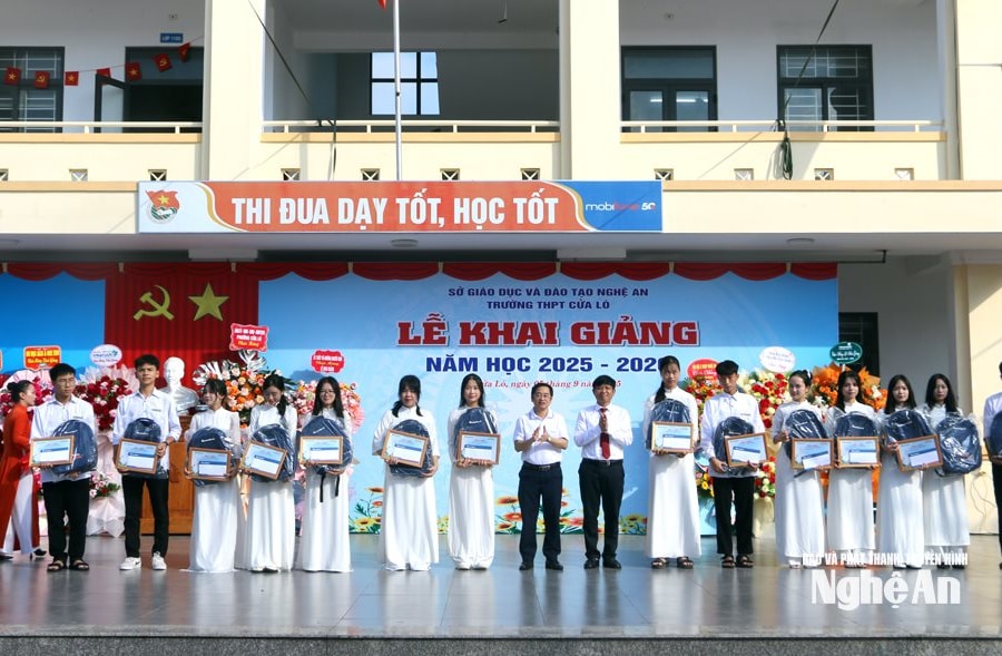 Sacombank trao học bổng 'Ươm mầm cho những ước mơ' năm học 2025 - 2026