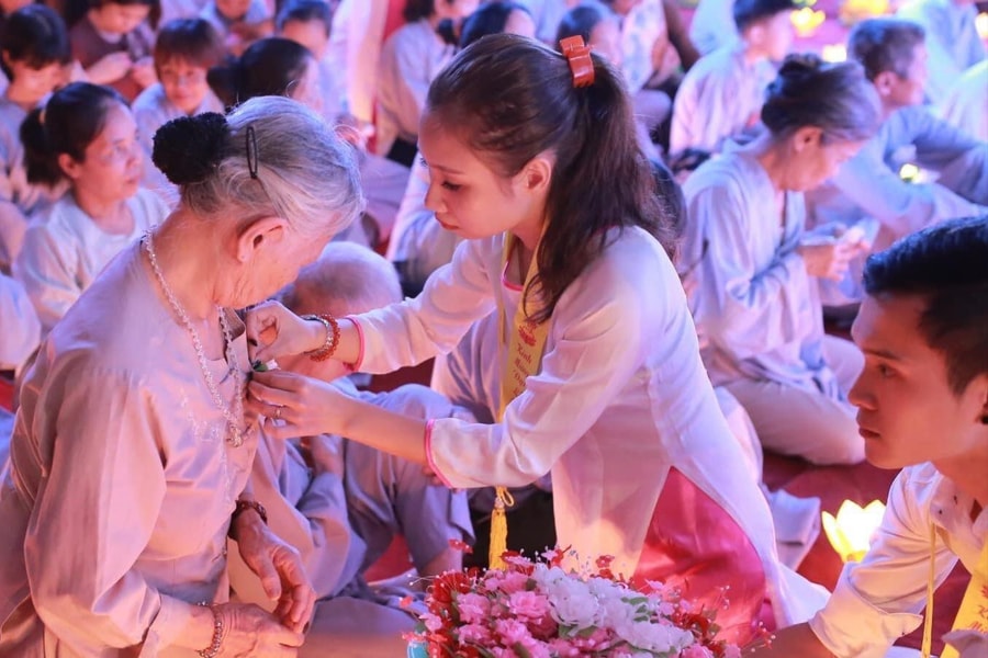 Chữ hiếu ngày nay – giá trị chưa bao giờ cũ