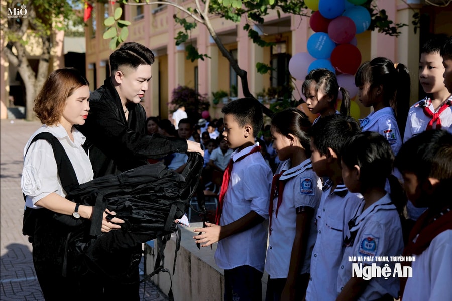 Trao tặng 50 suất quà cho học sinh có hoàn cảnh khó khăn ở xã Diễn Châu