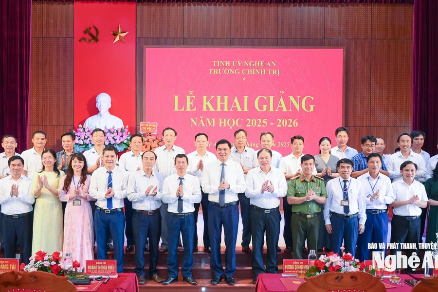 Phó Bí thư Thường trực Tỉnh ủy dự lễ khai giảng năm học 2025 - 2026 tại Trường Chính trị tỉnh