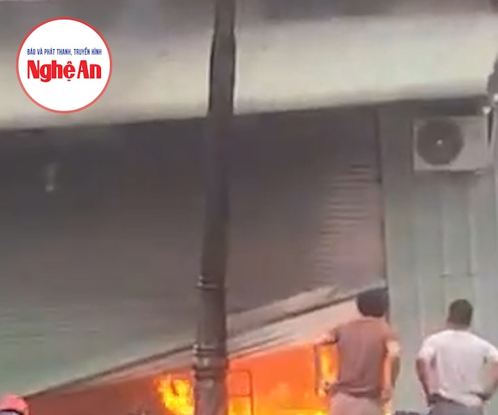 Dùng xe nâng phá cửa cuốn, dập tắt đám cháy kho hàng