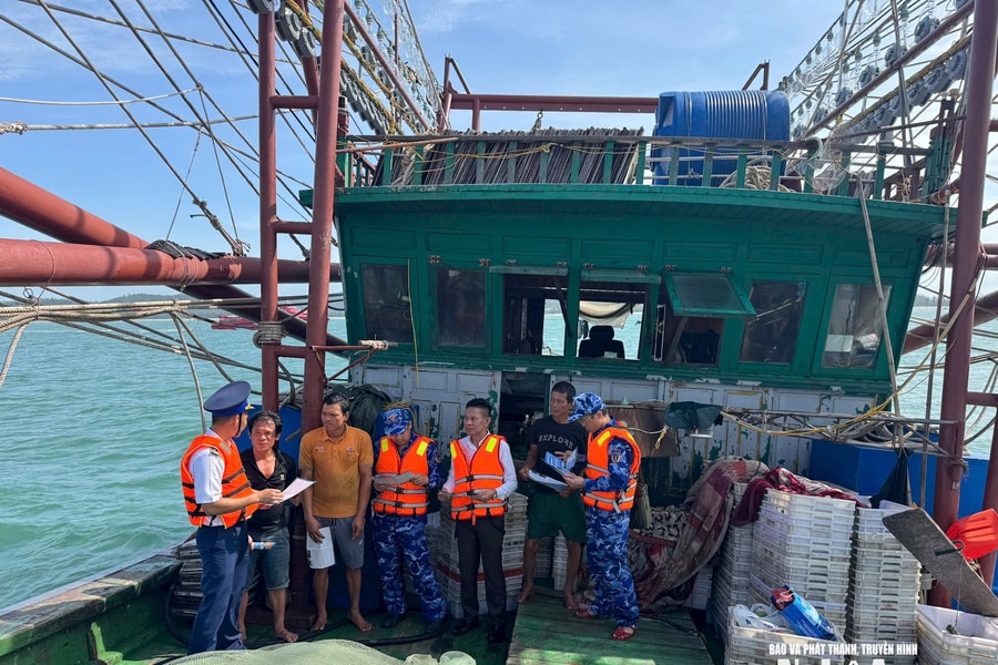 Kiểm tra công tác chống khai thác thủy sản trái phép tại xã Quỳnh Phú