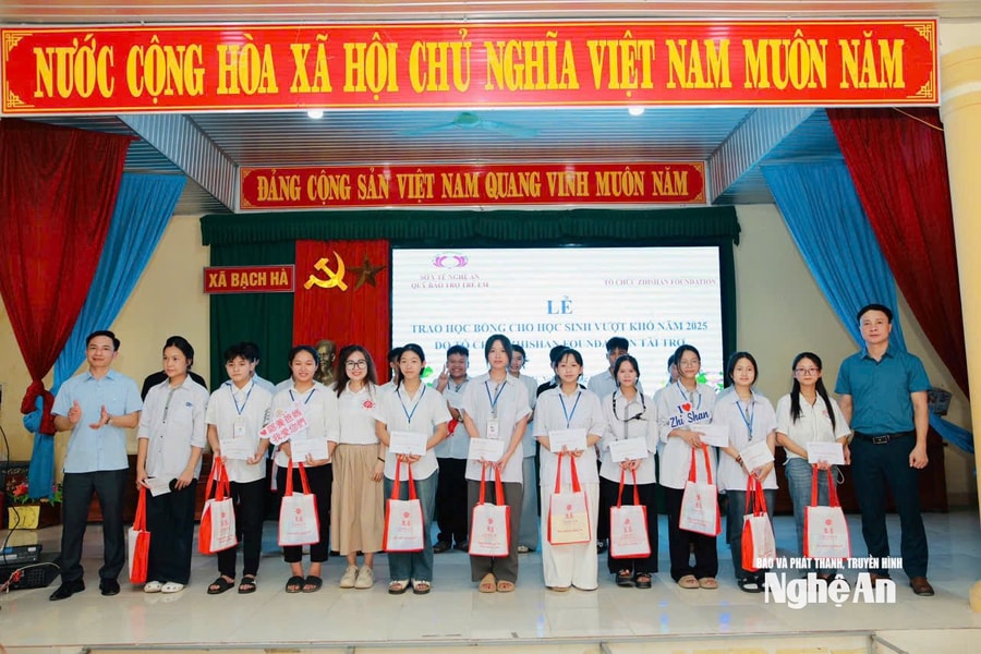 Gần 500 học sinh Nghệ An nhận học bổng vượt khó