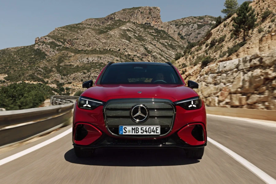 Xe điện Mercedes GLC lộ diện với lưới tản nhiệt phát sáng và công nghệ cao cấp