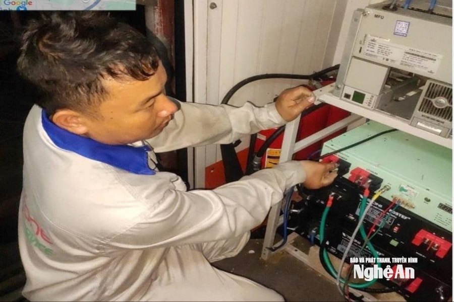 Vượt núi, băng rừng, trắng đêm đảm bảo "mạch sống số" trong mưa lũ