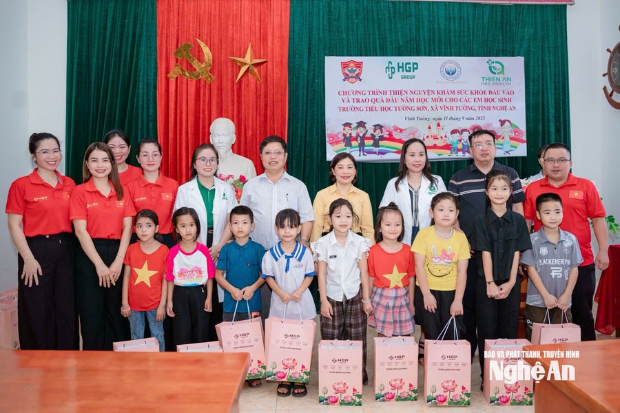 Khám sức khỏe và trao quà cho học sinh Vĩnh Tường nhân dịp năm học mới