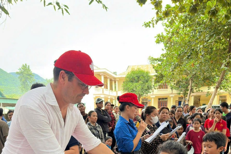 Hơn 1.600 trẻ em miền núi Nghệ An nhận quà hỗ trợ sau bão