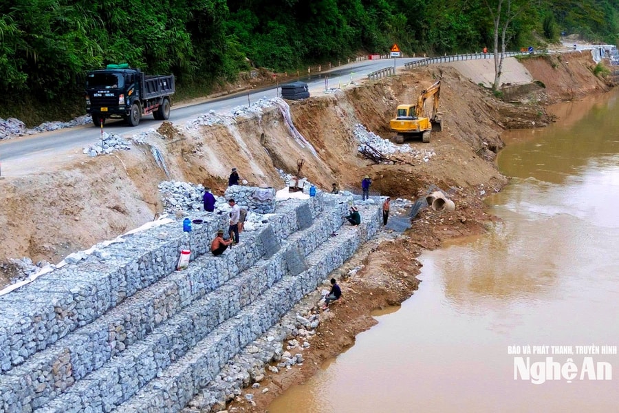 Nghệ An: Tập trung khôi phục các điểm sạt lở dọc Quốc lộ 7, đảm bảo lưu thông cho người dân