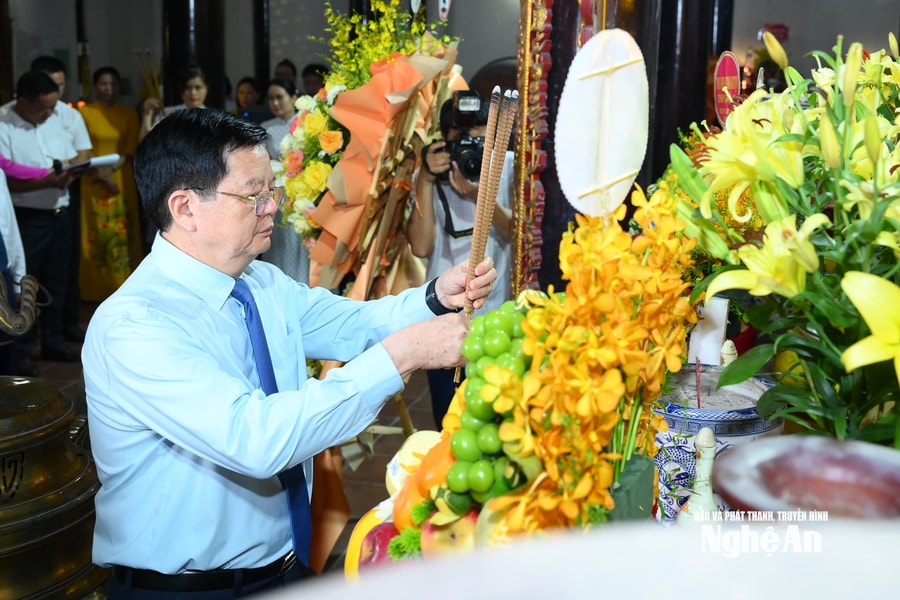 Phó Thủ tướng dâng hoa, dâng hương tri ân các liệt sĩ cao trào Xô viết tại Khu di tích Xô viết Nghệ Tĩnh