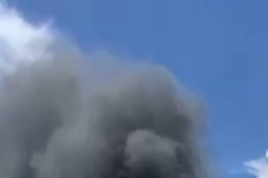 Tàu cá bốc cháy dữ dội trên sông Nhật Lệ, 7 ngư dân thoát nạn