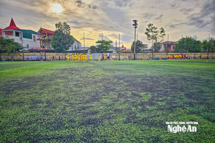 Vì sao sân tập CLB Sông Lam Nghệ An xuống cấp nhưng chưa được tu sửa?